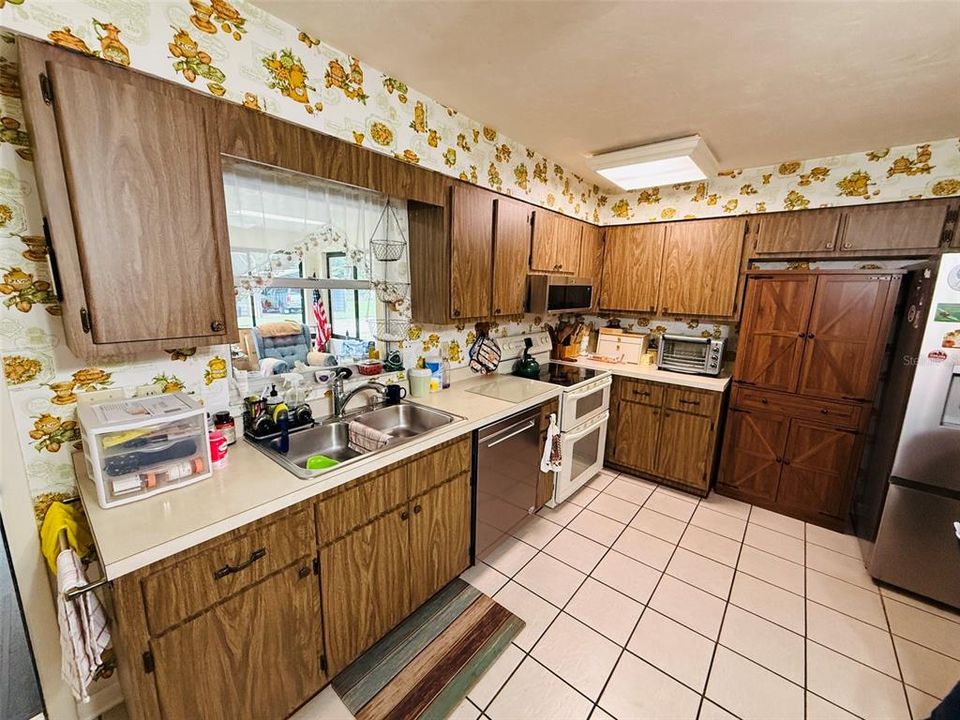 For Sale: $320,000 (3 beds, 2 baths, 1916 Square Feet)