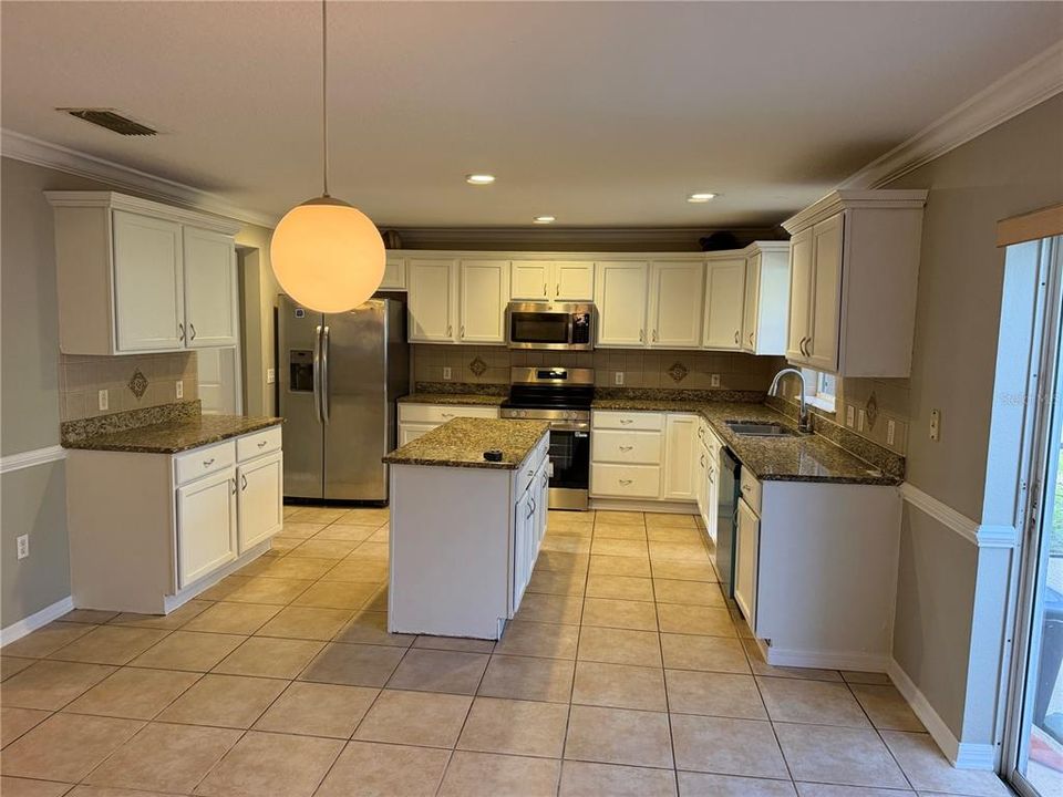 For Rent: $3,400 (6 beds, 4 baths, 3952 Square Feet)
