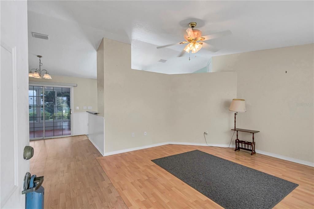 For Sale: $224,900 (2 beds, 2 baths, 1062 Square Feet)