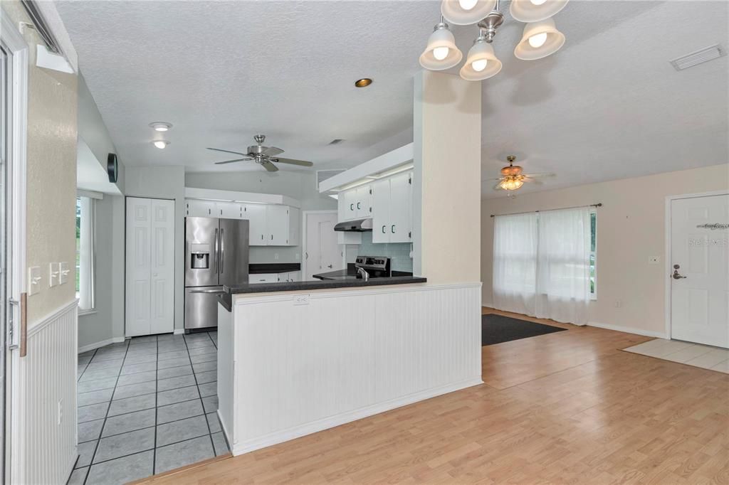 For Sale: $224,900 (2 beds, 2 baths, 1062 Square Feet)