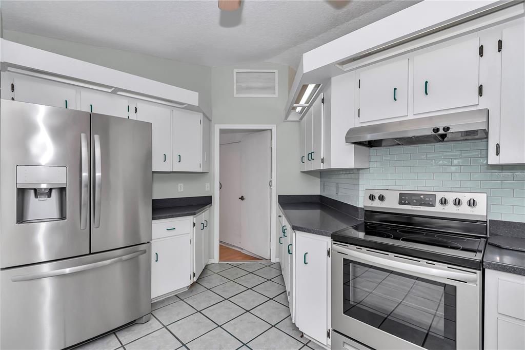 For Sale: $224,900 (2 beds, 2 baths, 1062 Square Feet)