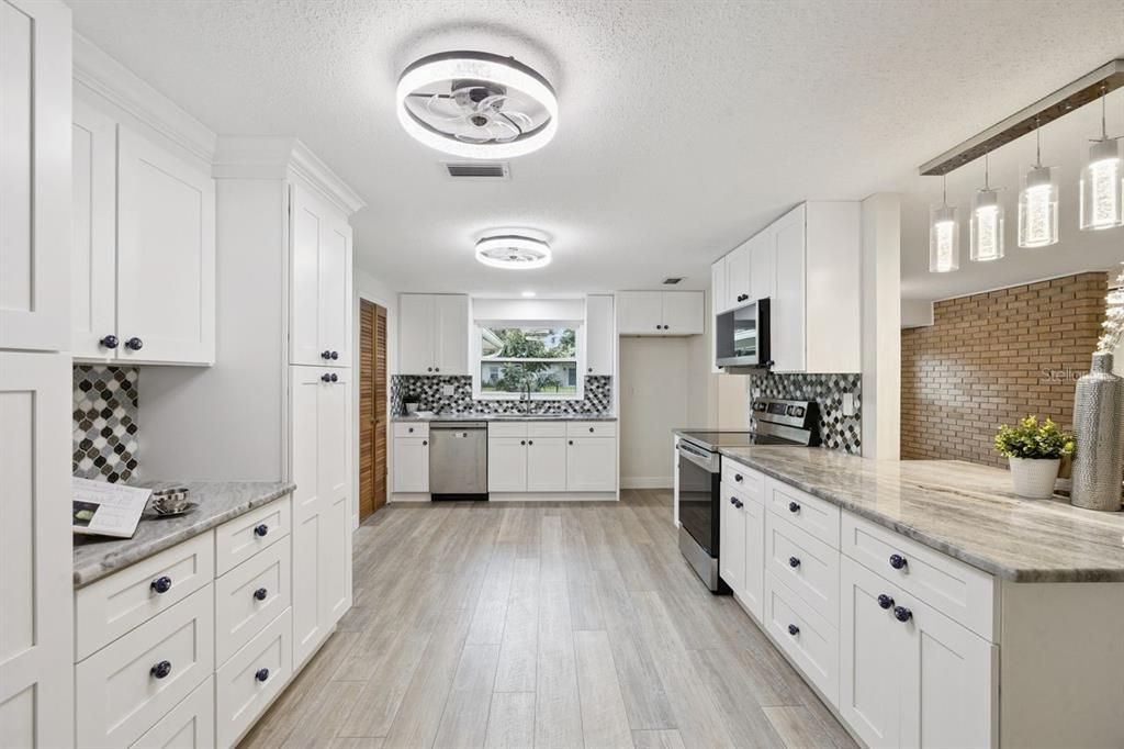 : $425,000 (3 camas, 2 baños, 1988 Pies cuadrados)