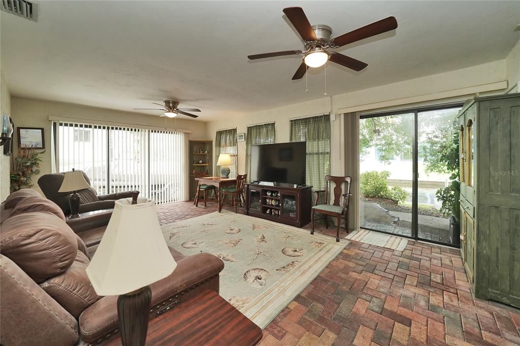 For Sale: $475,000 (3 beds, 2 baths, 2201 Square Feet)
