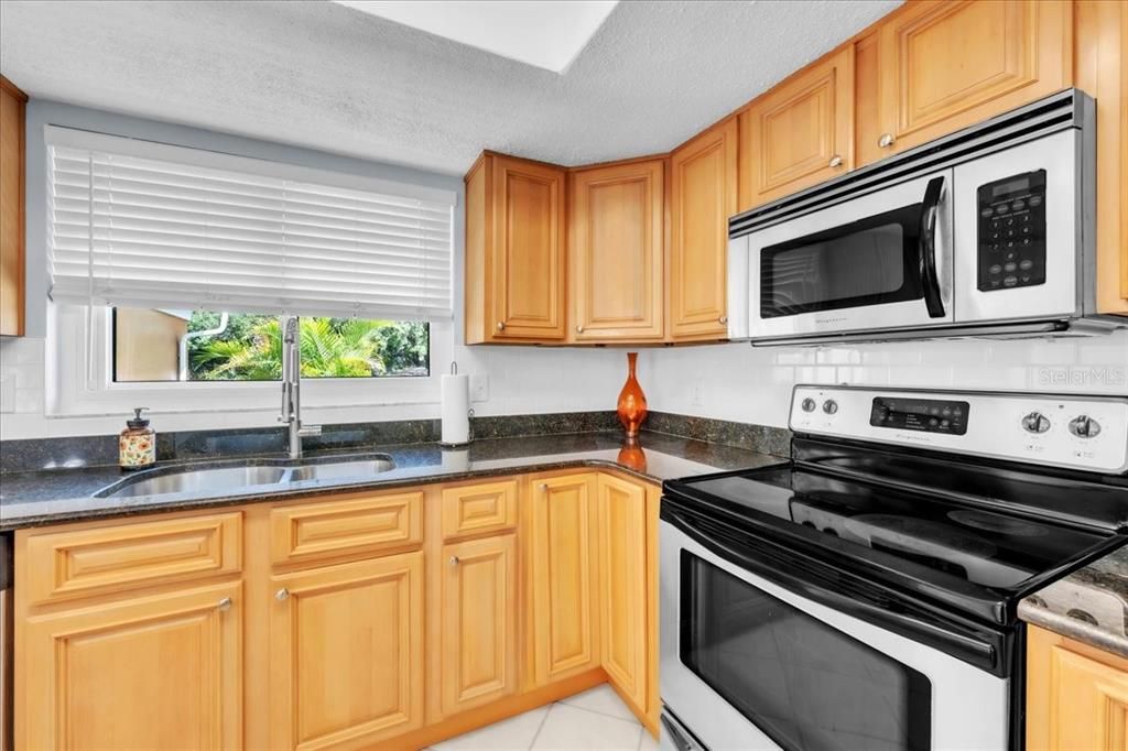 На продажу: $415,000 (3 спален, 2 ванн, 1733 Квадратных фут)