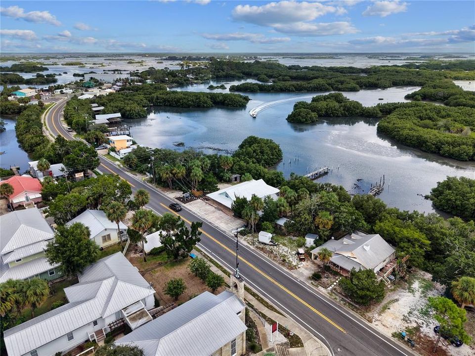 En Venta: $550,000 (6 camas, 0 baños, 2036 Pies cuadrados)
