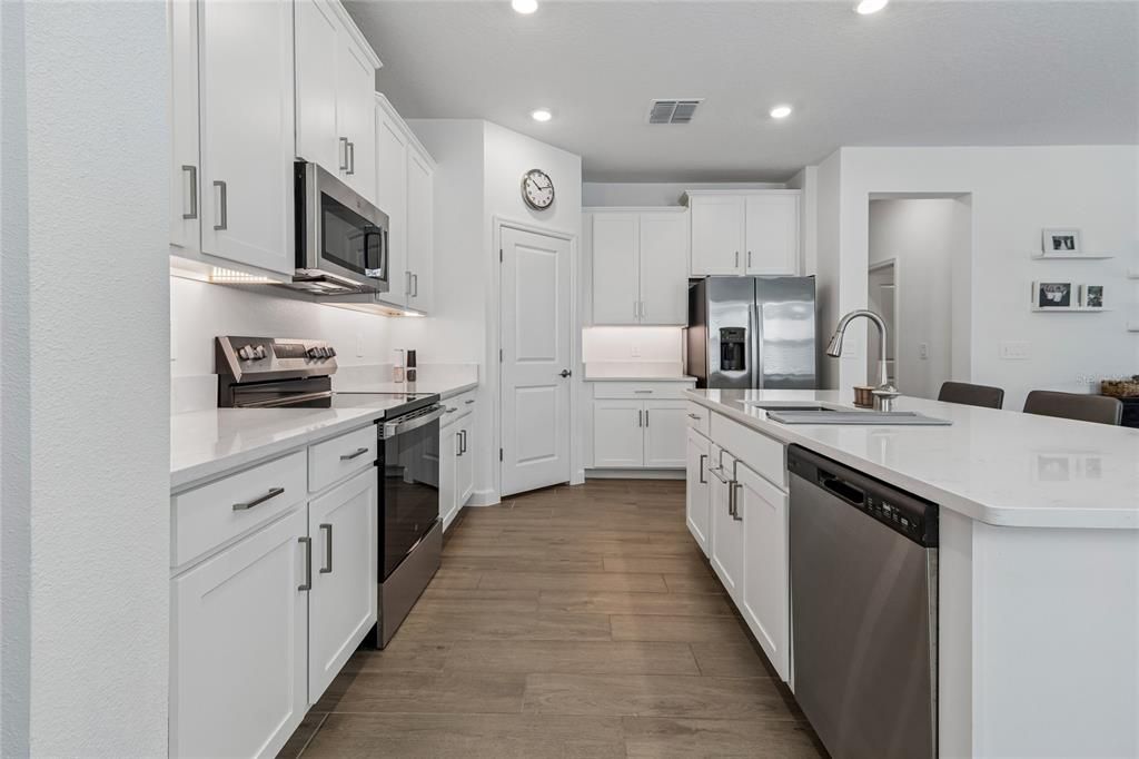 For Rent: $2,399 (2 beds, 2 baths, 1783 Square Feet)