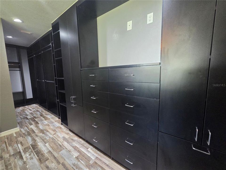 合同活跃: $249,900 (3 贝兹, 2 浴室, 1375 平方英尺)