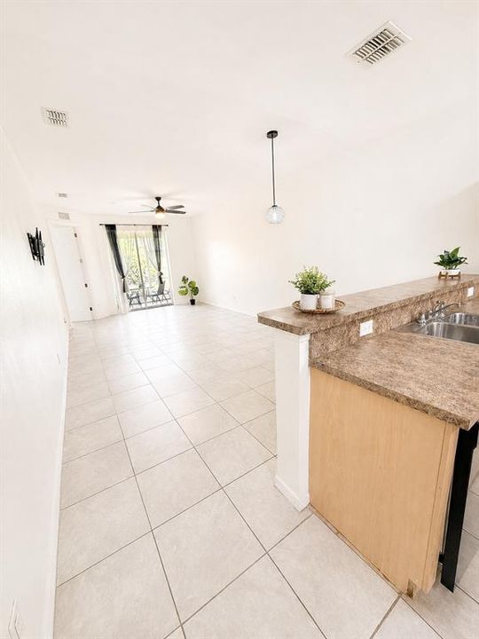 В аренду: $1,600 (2 спален, 2 ванн, 1218 Квадратных фут)