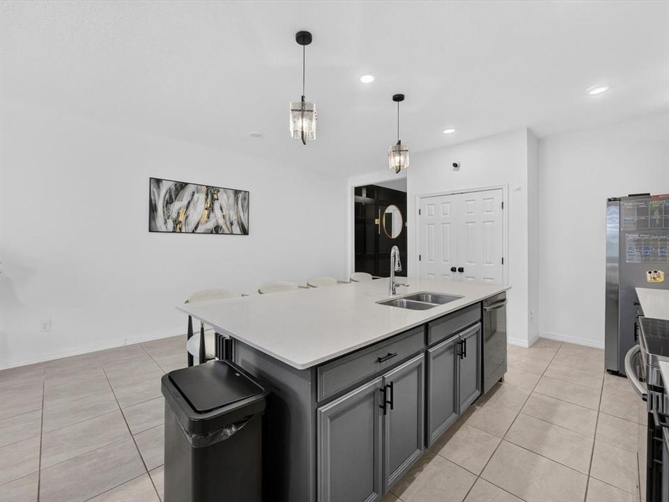 En Venta: $475,000 (4 camas, 2 baños, 1860 Pies cuadrados)