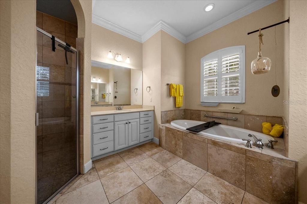 En Venta: $679,900 (4 camas, 3 baños, 2726 Pies cuadrados)