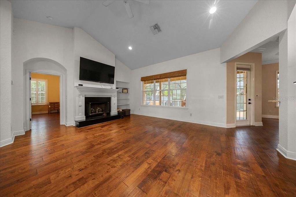 En Venta: $679,900 (4 camas, 3 baños, 2726 Pies cuadrados)