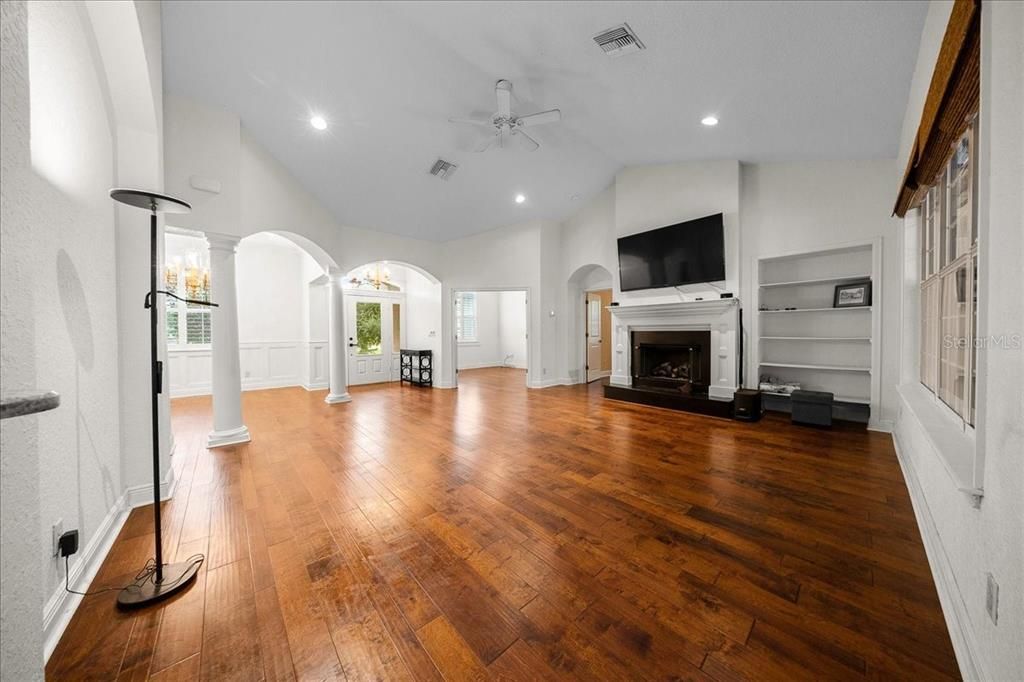 En Venta: $679,900 (4 camas, 3 baños, 2726 Pies cuadrados)