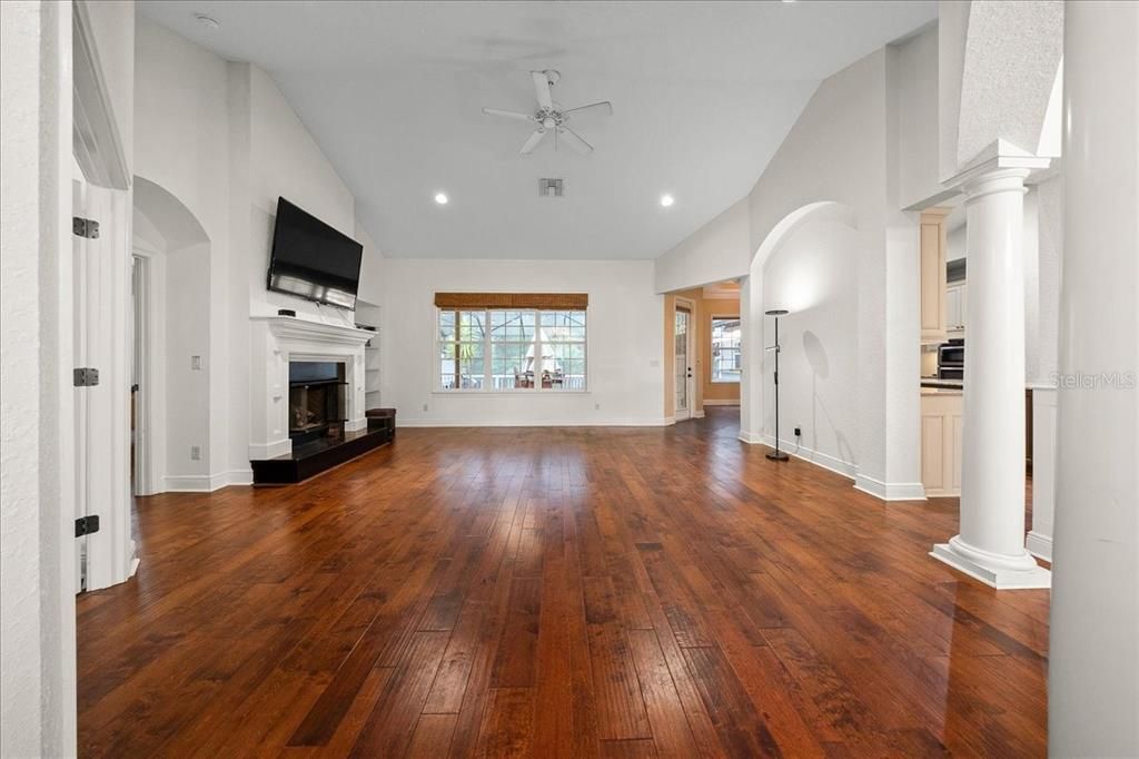 En Venta: $679,900 (4 camas, 3 baños, 2726 Pies cuadrados)