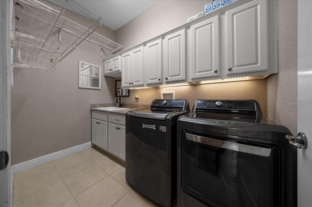 En Venta: $679,900 (4 camas, 3 baños, 2726 Pies cuadrados)