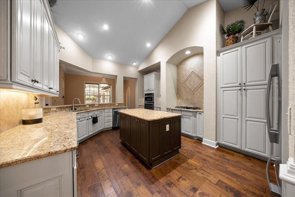 En Venta: $679,900 (4 camas, 3 baños, 2726 Pies cuadrados)