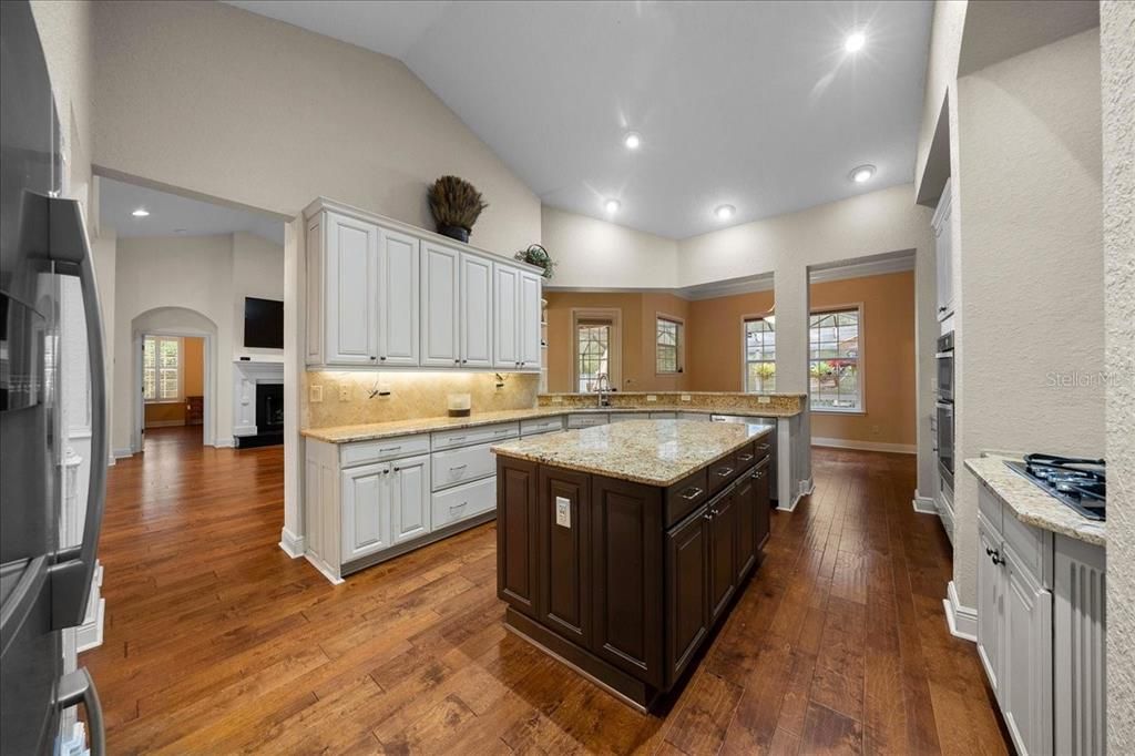 En Venta: $679,900 (4 camas, 3 baños, 2726 Pies cuadrados)