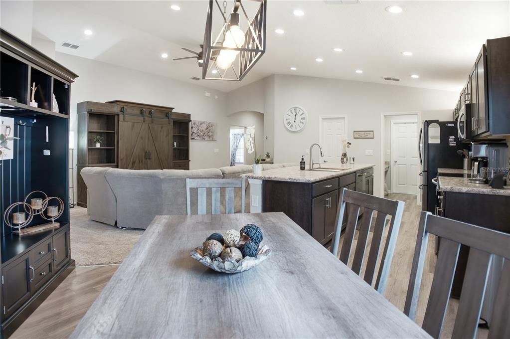 Activo con contrato: $329,900 (4 camas, 2 baños, 1715 Pies cuadrados)