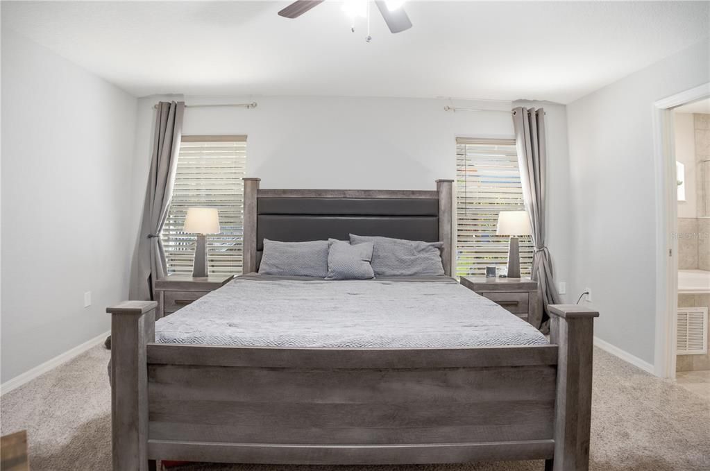 Activo con contrato: $329,900 (4 camas, 2 baños, 1715 Pies cuadrados)
