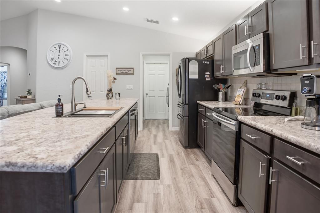 Activo con contrato: $329,900 (4 camas, 2 baños, 1715 Pies cuadrados)