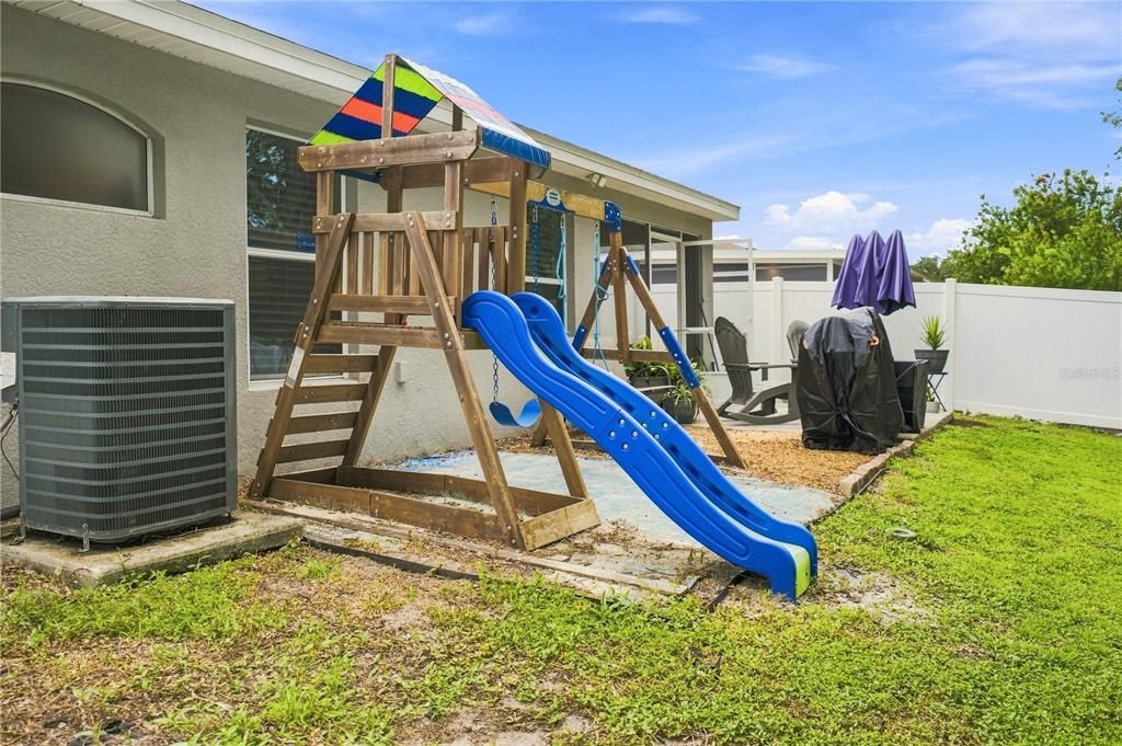 Activo con contrato: $329,900 (4 camas, 2 baños, 1715 Pies cuadrados)