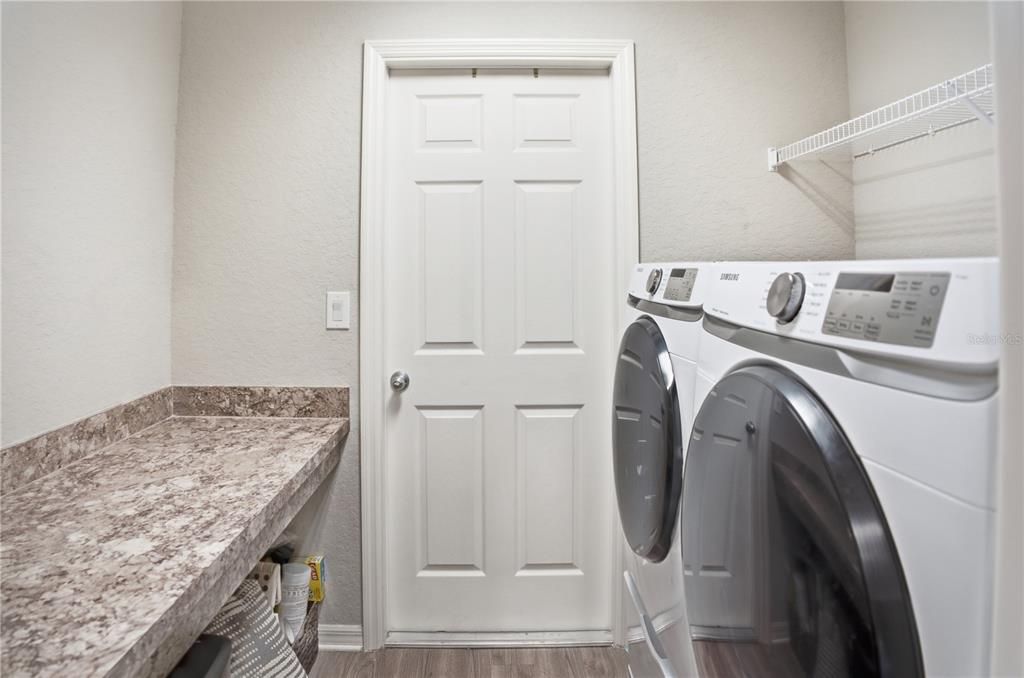 Activo con contrato: $329,900 (4 camas, 2 baños, 1715 Pies cuadrados)