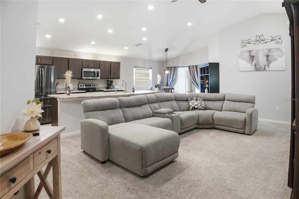 Activo con contrato: $329,900 (4 camas, 2 baños, 1715 Pies cuadrados)