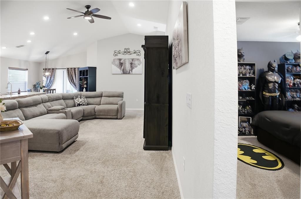 Activo con contrato: $329,900 (4 camas, 2 baños, 1715 Pies cuadrados)