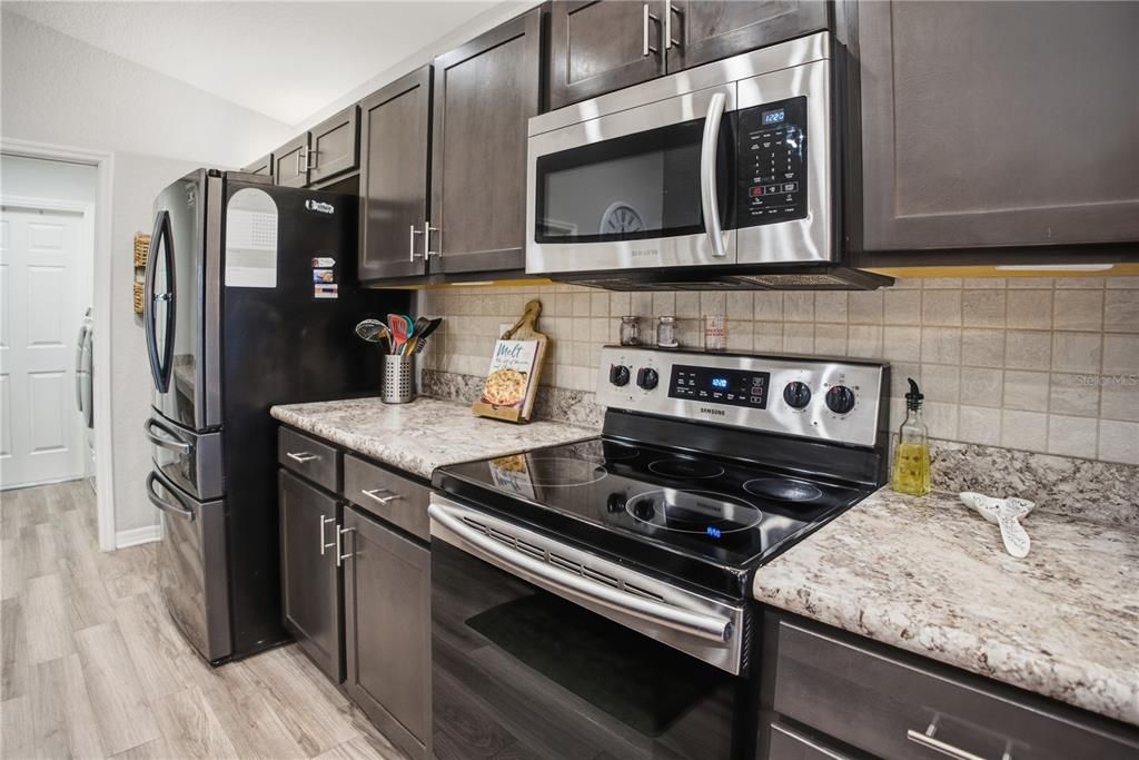 Activo con contrato: $329,900 (4 camas, 2 baños, 1715 Pies cuadrados)