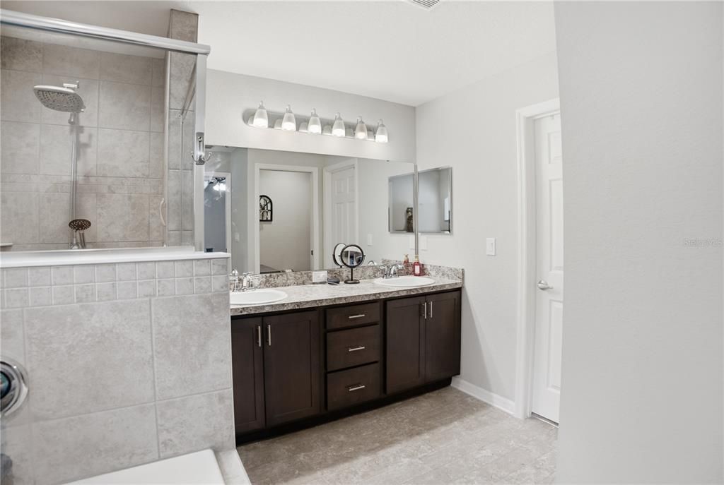 Activo con contrato: $329,900 (4 camas, 2 baños, 1715 Pies cuadrados)