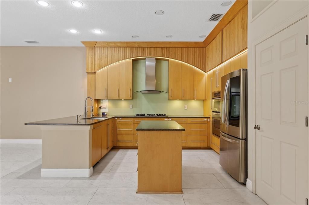 En Venta: $1,250,000 (4 camas, 3 baños, 2674 Pies cuadrados)