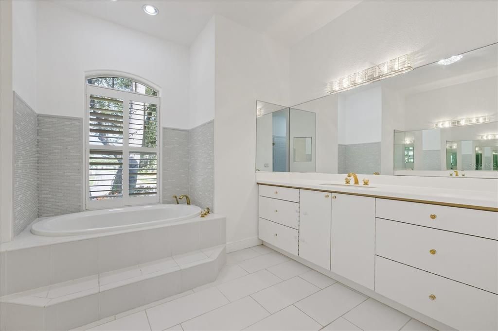 En Venta: $1,250,000 (4 camas, 3 baños, 2674 Pies cuadrados)