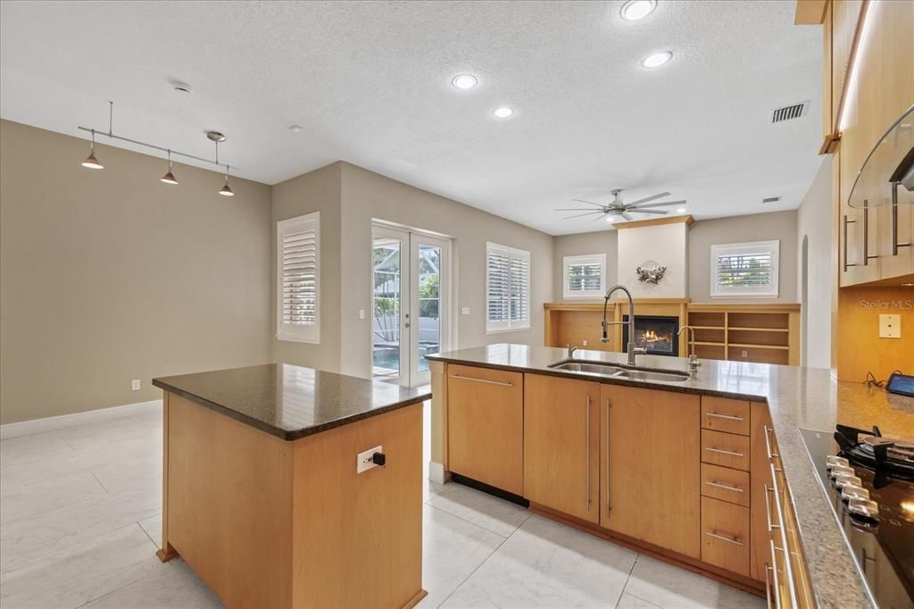 En Venta: $1,250,000 (4 camas, 3 baños, 2674 Pies cuadrados)