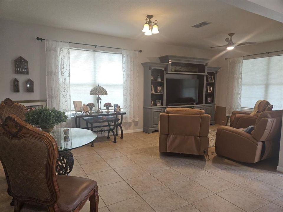 En Venta: $910,000 (5 camas, 4 baños, 3619 Pies cuadrados)