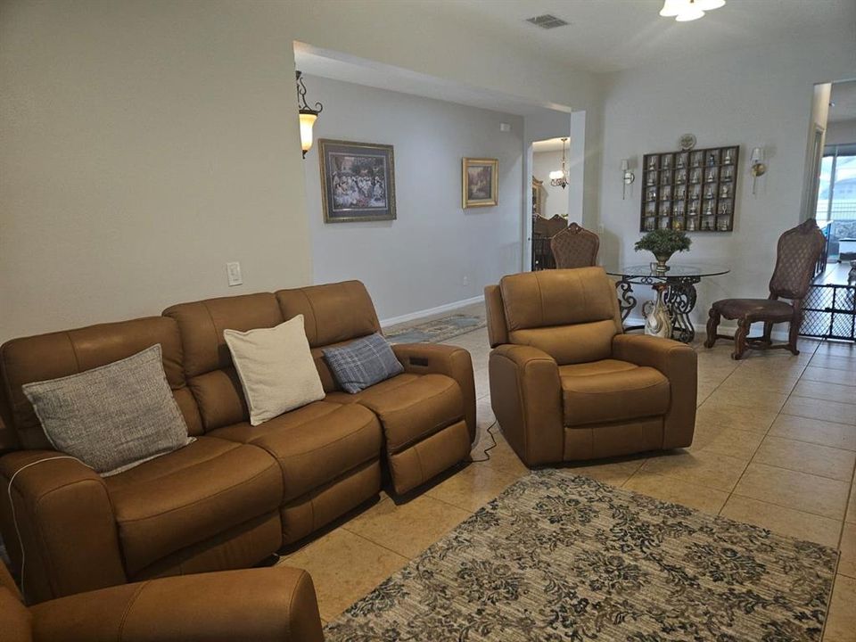 En Venta: $910,000 (5 camas, 4 baños, 3619 Pies cuadrados)