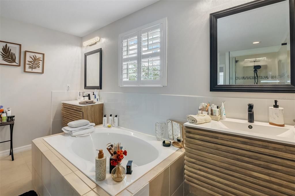 For Sale: $910,000 (5 beds, 4 baths, 3619 Square Feet)