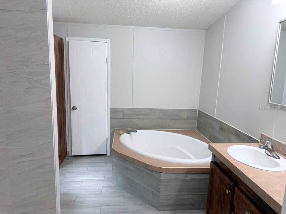 En Venta: $229,000 (3 camas, 2 baños, 1800 Pies cuadrados)