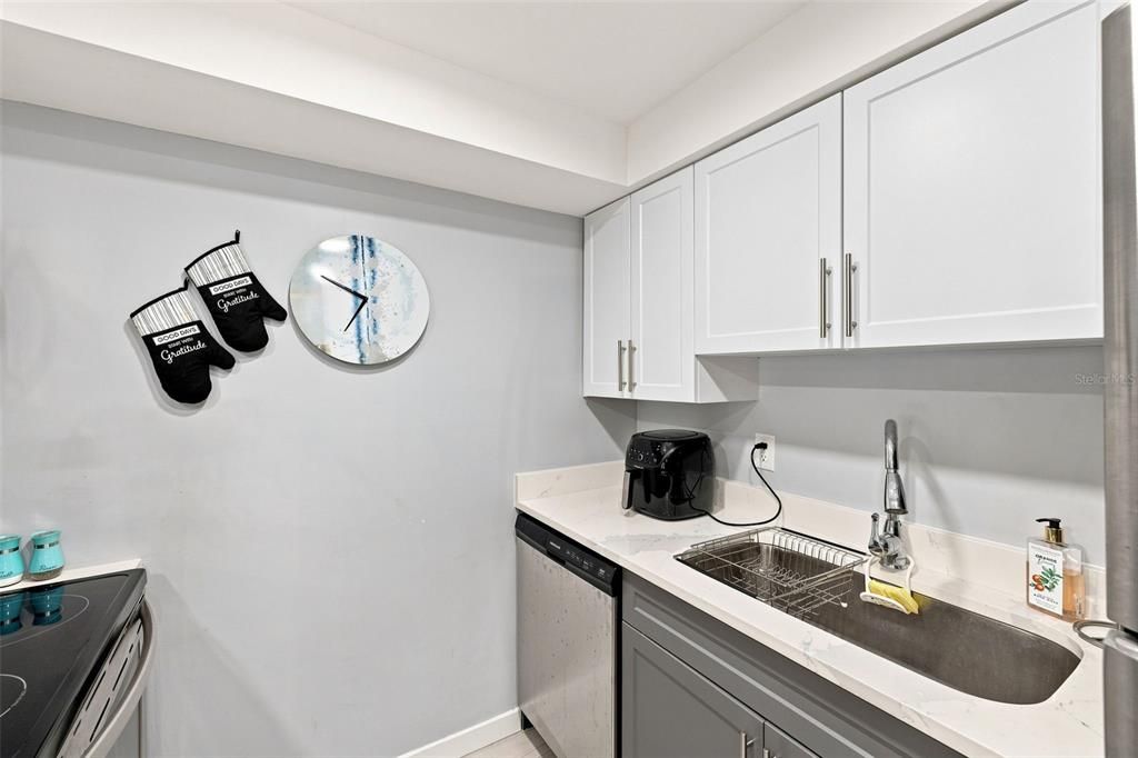 For Rent: $1,800 (1 beds, 1 baths, 747 Square Feet)