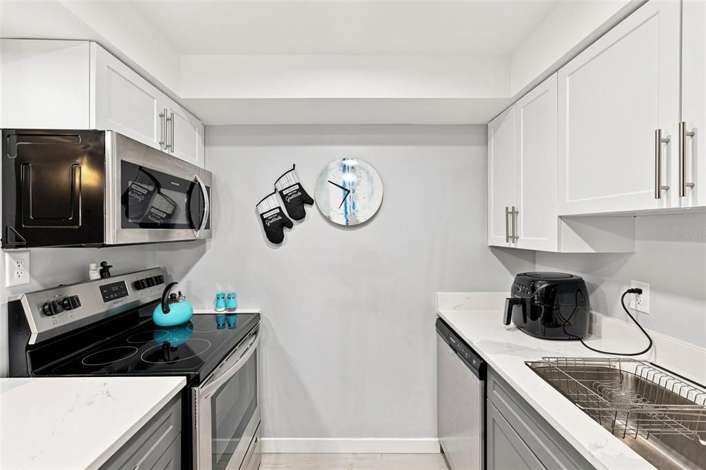 For Rent: $1,800 (1 beds, 1 baths, 747 Square Feet)