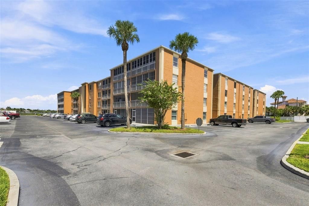 For Rent: $1,800 (1 beds, 1 baths, 747 Square Feet)