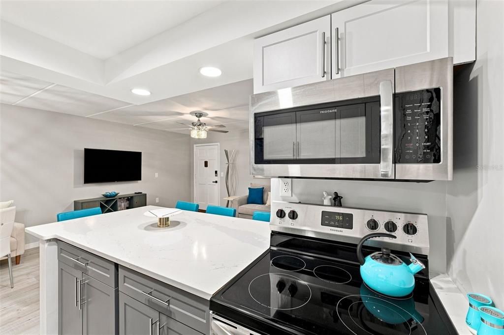 For Rent: $1,800 (1 beds, 1 baths, 747 Square Feet)