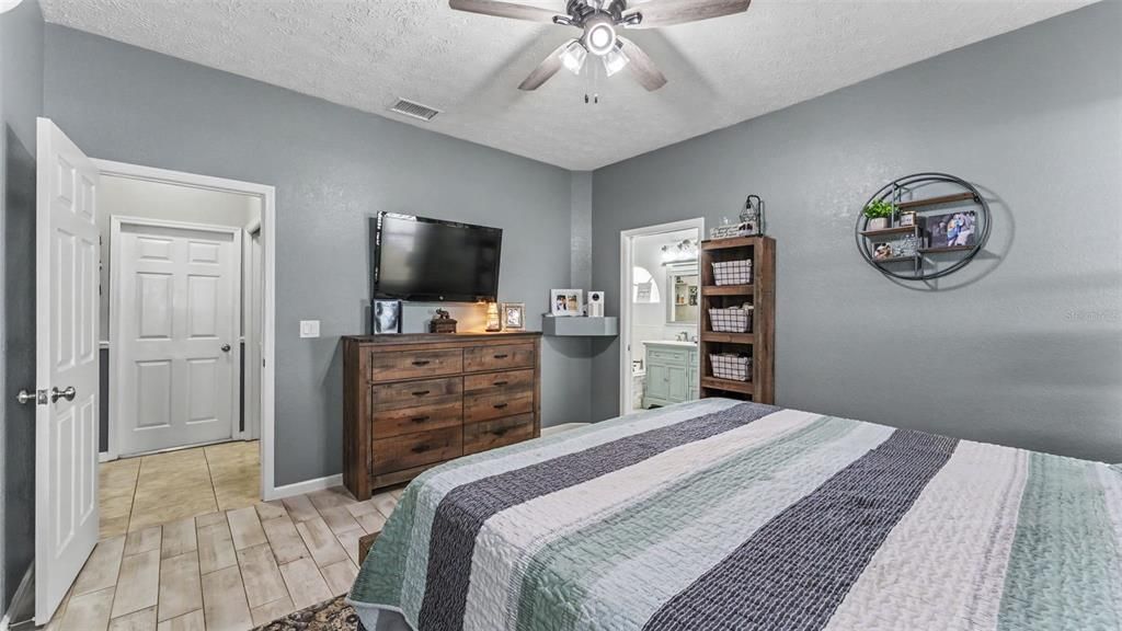 For Sale: $329,900 (3 beds, 2 baths, 1498 Square Feet)