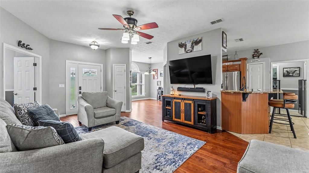 For Sale: $329,900 (3 beds, 2 baths, 1498 Square Feet)