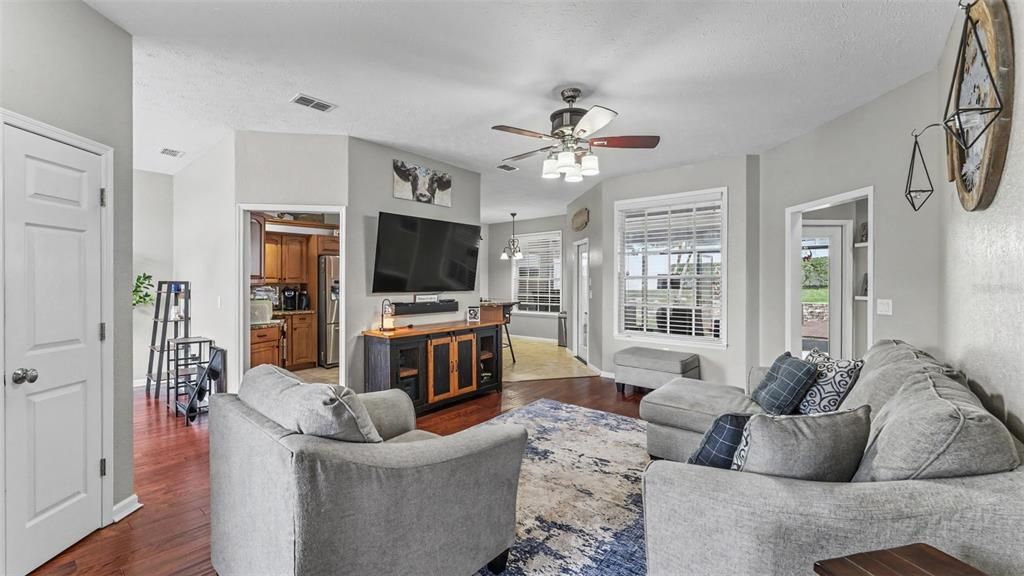 For Sale: $329,900 (3 beds, 2 baths, 1498 Square Feet)