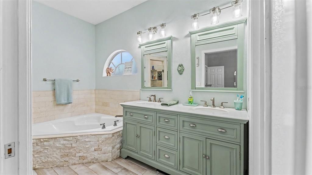 For Sale: $329,900 (3 beds, 2 baths, 1498 Square Feet)