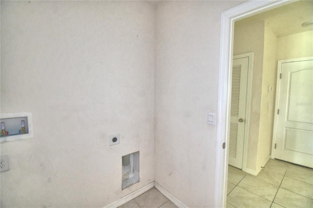 For Sale: $390,000 (4 beds, 2 baths, 1828 Square Feet)