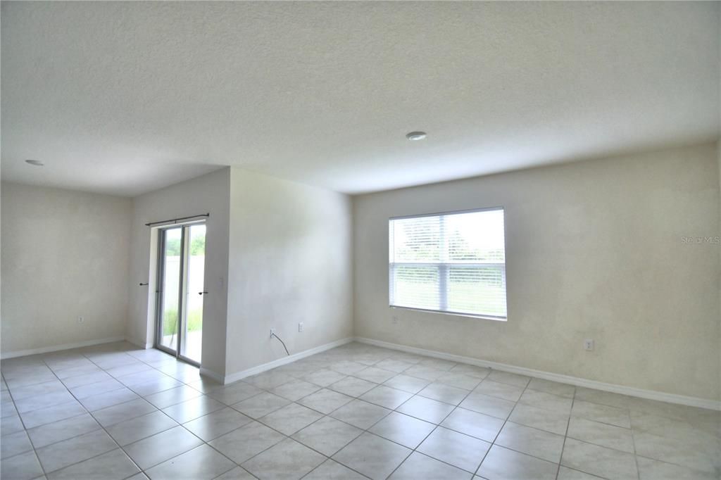 For Sale: $390,000 (4 beds, 2 baths, 1828 Square Feet)