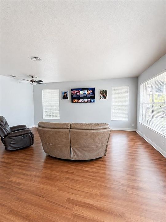 En Venta: $534,000 (4 camas, 3 baños, 2562 Pies cuadrados)