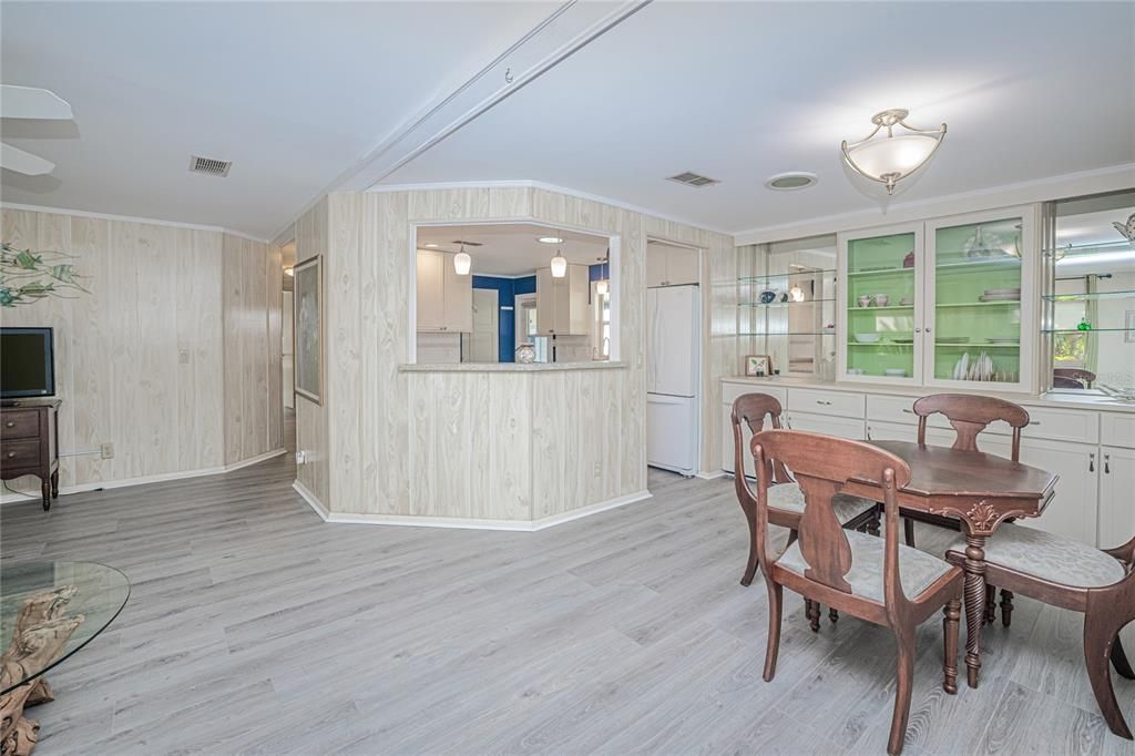 For Sale: $140,000 (2 beds, 2 baths, 1104 Square Feet)