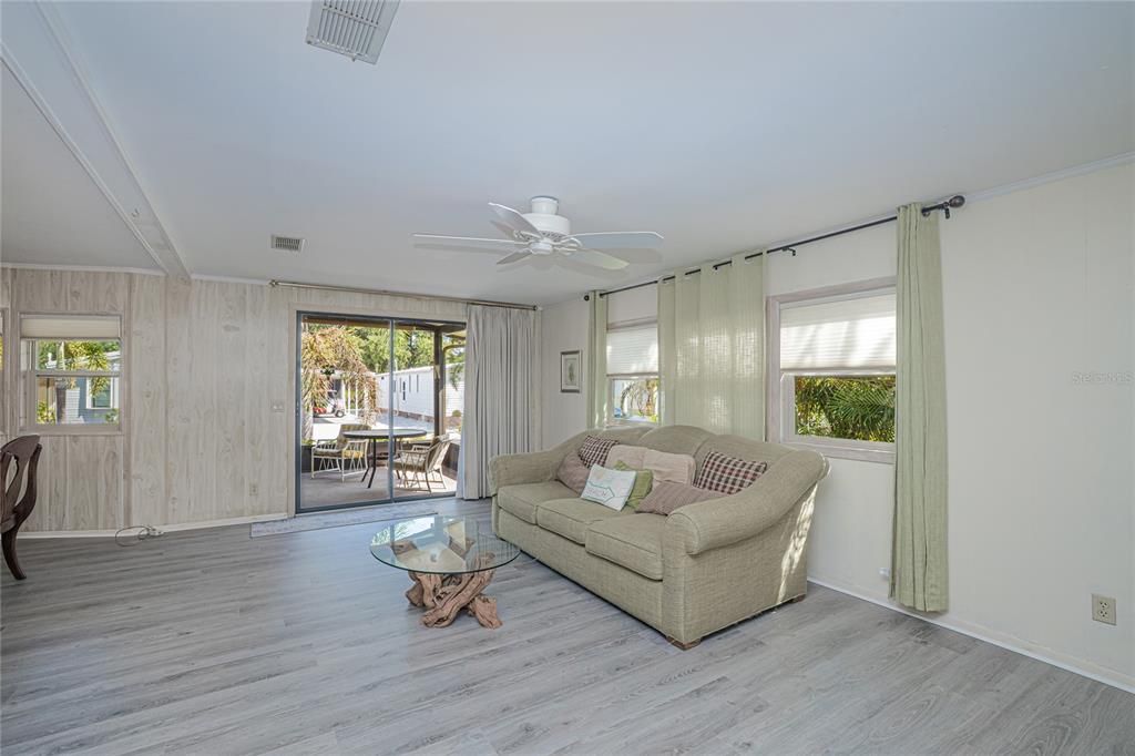 For Sale: $140,000 (2 beds, 2 baths, 1104 Square Feet)
