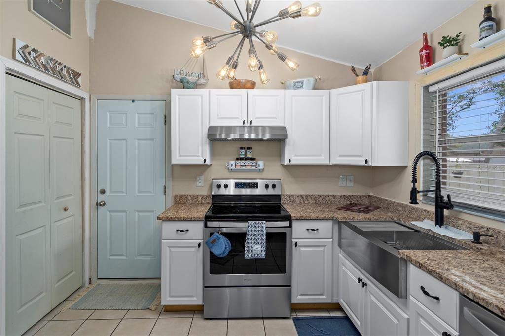 For Sale: $309,900 (2 beds, 1 baths, 1078 Square Feet)